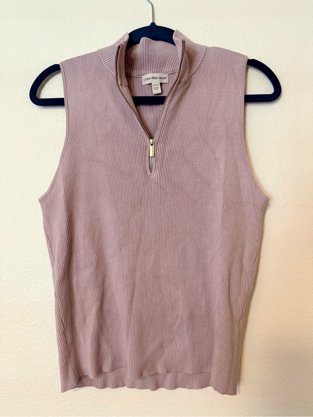 Calvin Klein Jeans Sleeveless Ribbed Zip Mock Neck Top - Soft Lilac